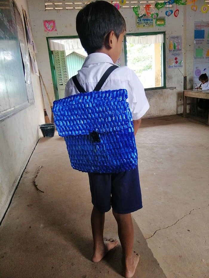 Ông bố tự tay đan cặp cho con trai vì muốn tiết kiệm tiền