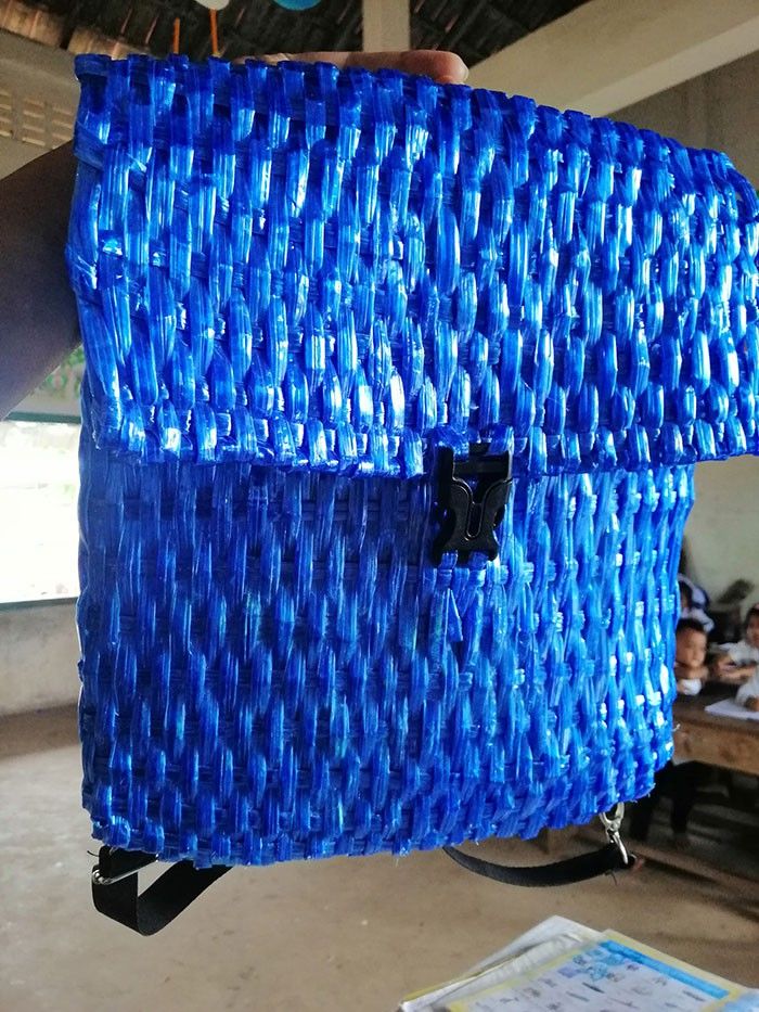 Ông bố tự tay đan cặp cho con trai vì muốn tiết kiệm tiền