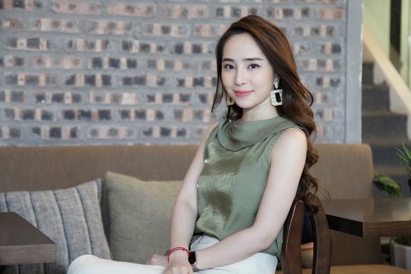 Phụ nữ hiện đại độc lập và xinh đẹp và quyến rũ
