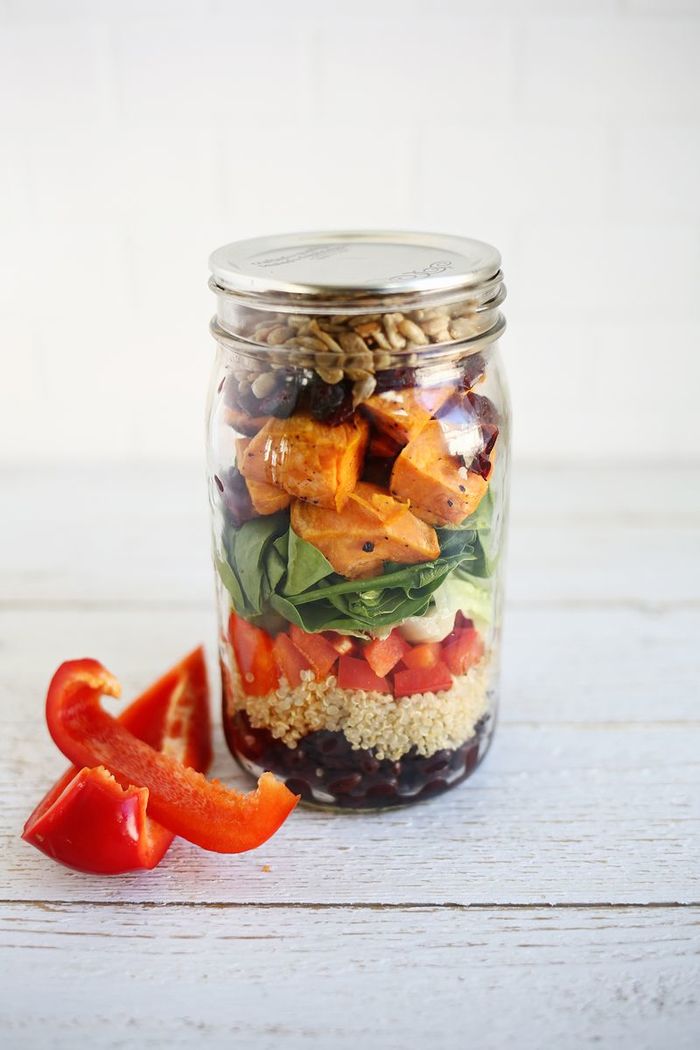 Đẹp mắt với các món salad đựng trong lọ thủy tinh