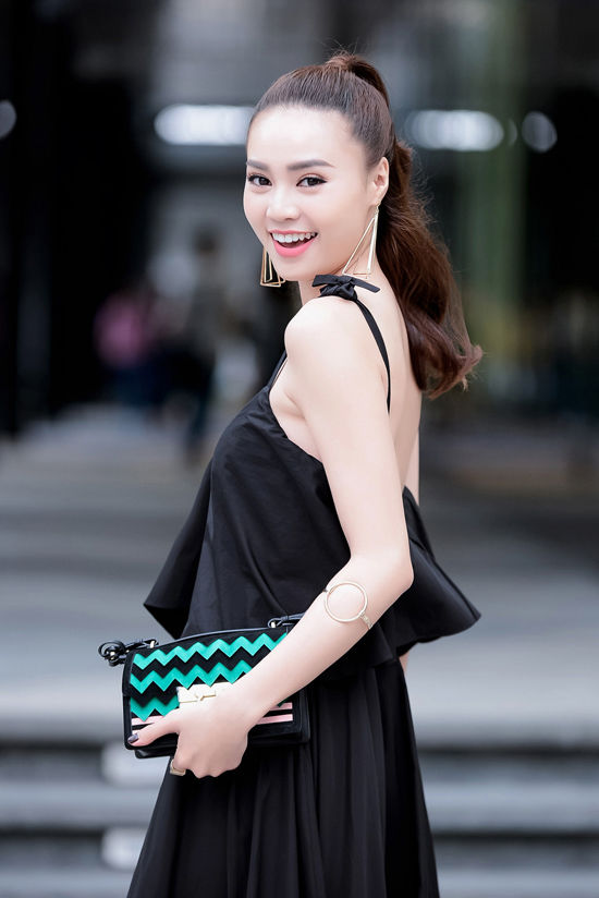 Sao nữ Vbiz còn trẻ đã tậu nhà tậu xe, thêm cả “núi” đồ hiệu