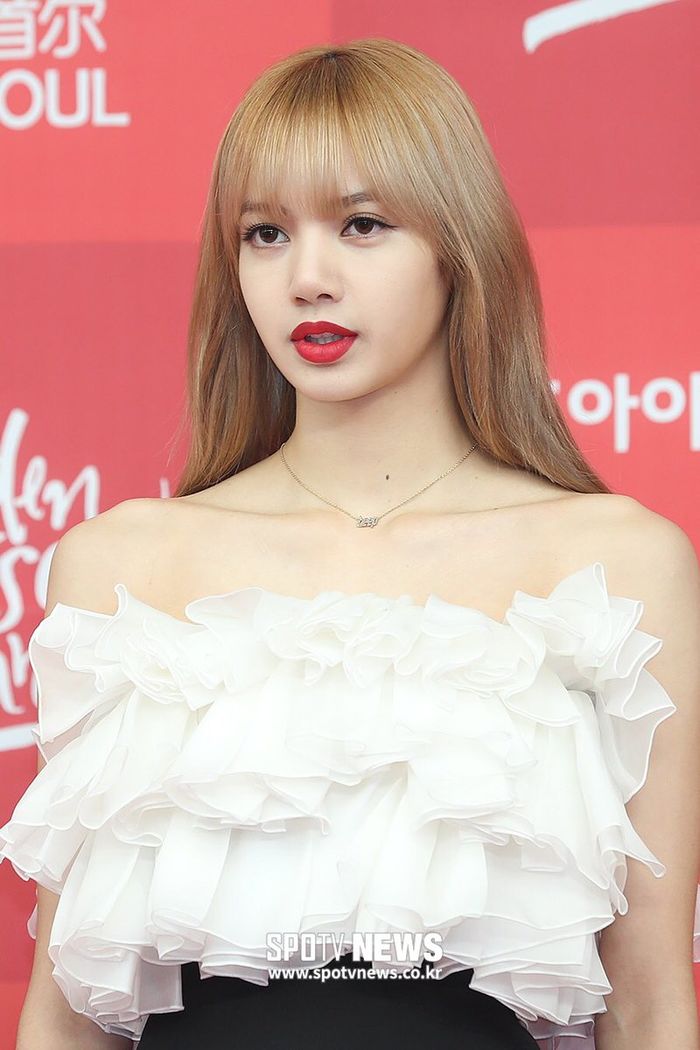 Sao sở hữu xương quai xanh cuốn hút: BlackPink có 2 mỹ nhân được chọn