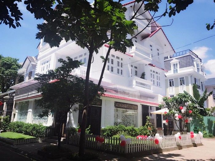 Sao Việt được chồng tặng nhà tiền tỷ: Oanh Yến dẫn đầu với biệt thự 3.