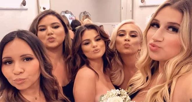 Selena Gomez vẫn nhận hàng tá lời khen nhờ khuôn mặt baby