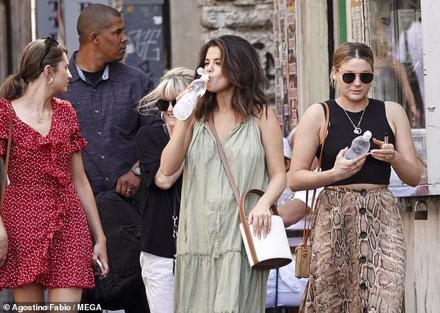 Selena Gomez vẫn nhận hàng tá lời khen nhờ khuôn mặt baby