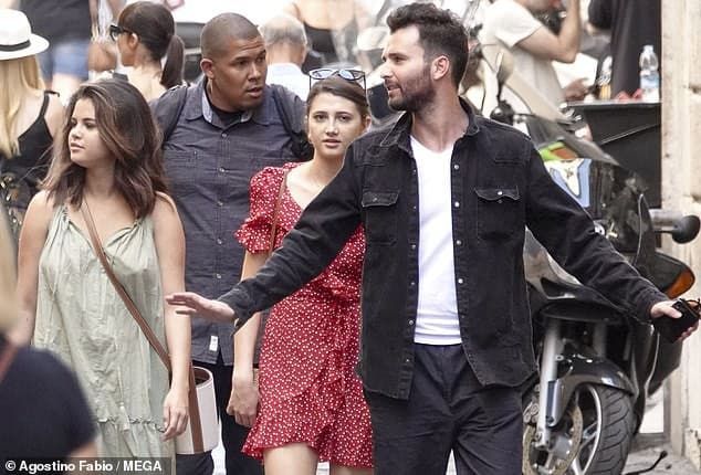 Selena Gomez vẫn nhận hàng tá lời khen nhờ khuôn mặt baby