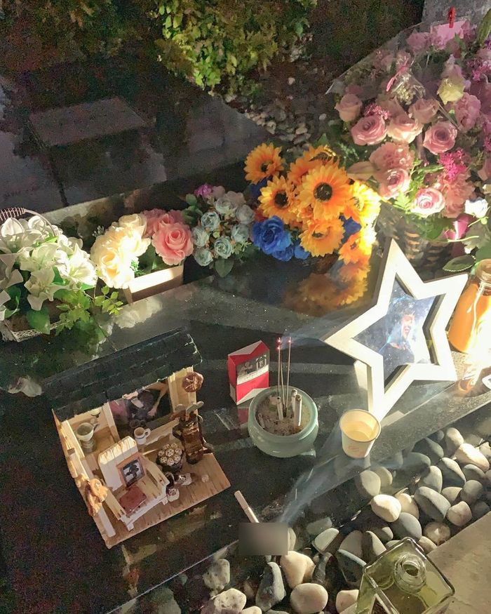 So Ji Sub ngồi trước mộ tài tử Bản Tình Ca Mùa Đông 9 năm ngày mất