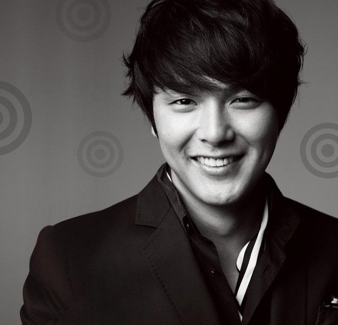 So Ji Sub ngồi trước mộ tài tử Bản Tình Ca Mùa Đông 9 năm ngày mất