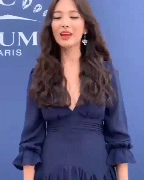 Song Hye Kyo diện váy trễ nãi khoe đôi gò bồng đảo sexy trứ danh