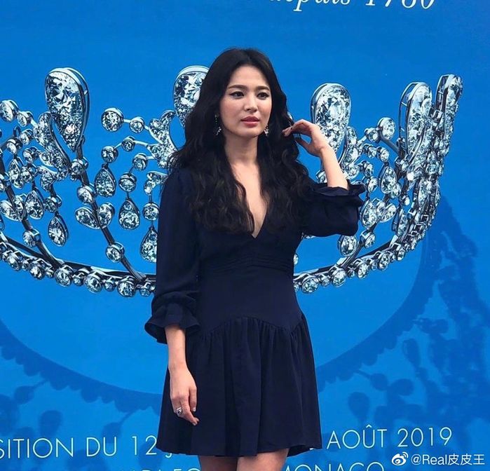 Song Hye Kyo diện váy trễ nãi khoe đôi gò bồng đảo sexy trứ danh
