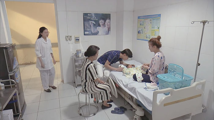 Thư một mình trông con ốm để chồng rảnh tay đi chăm sóc cho nhân tình