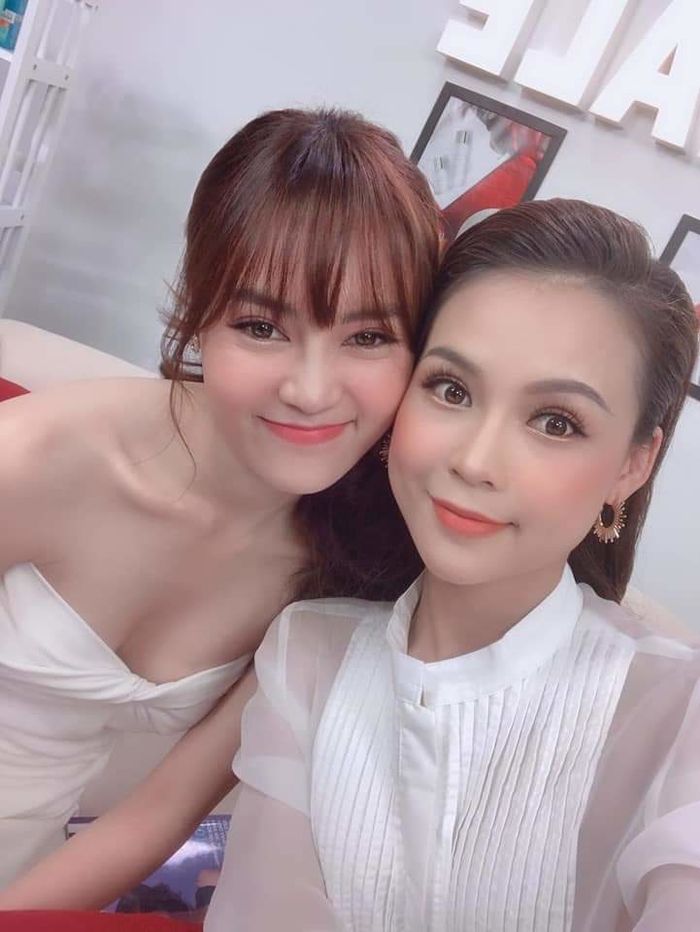 Thu Thủy e ấp bên ông xã, Ngô Kiến Huy và cún cưng biểu cảm đùa nhây