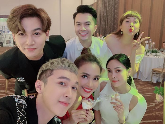 Thu Thủy e ấp bên ông xã, Ngô Kiến Huy và cún cưng biểu cảm đùa nhây