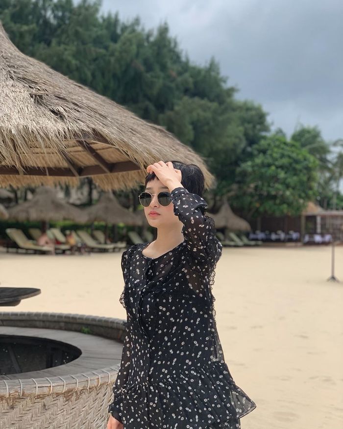 Thu Thủy e ấp bên ông xã, Ngô Kiến Huy và cún cưng biểu cảm đùa nhây