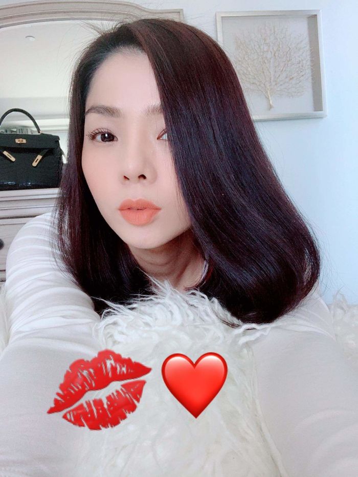 Thu Thủy e ấp bên ông xã, Ngô Kiến Huy và cún cưng biểu cảm đùa nhây