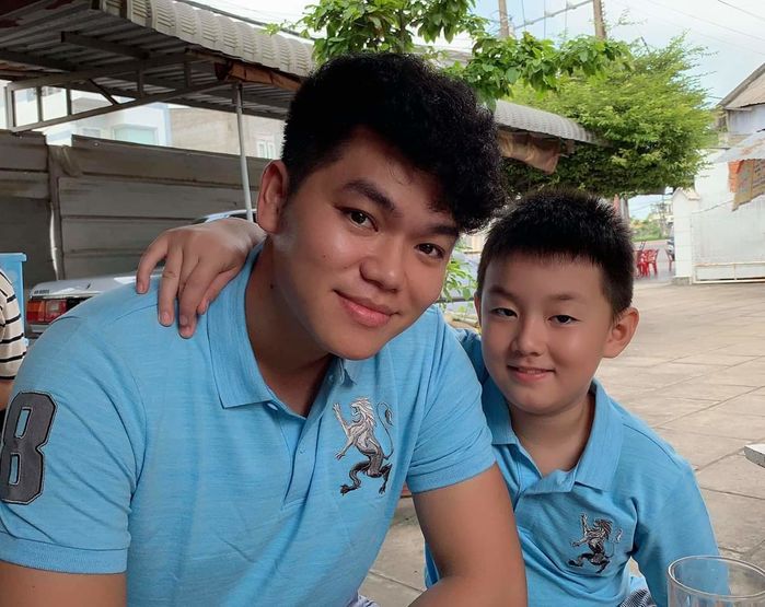 Thu Thủy e ấp bên ông xã, Ngô Kiến Huy và cún cưng biểu cảm đùa nhây