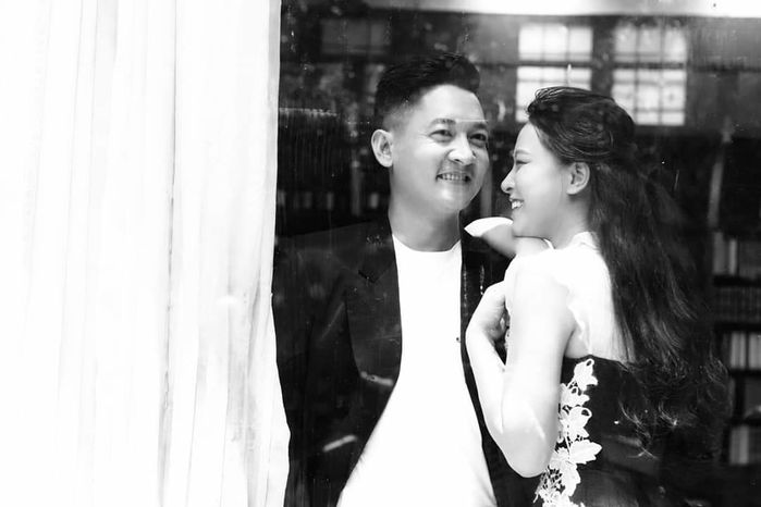 Thu Thủy e ấp bên ông xã, Ngô Kiến Huy và cún cưng biểu cảm đùa nhây