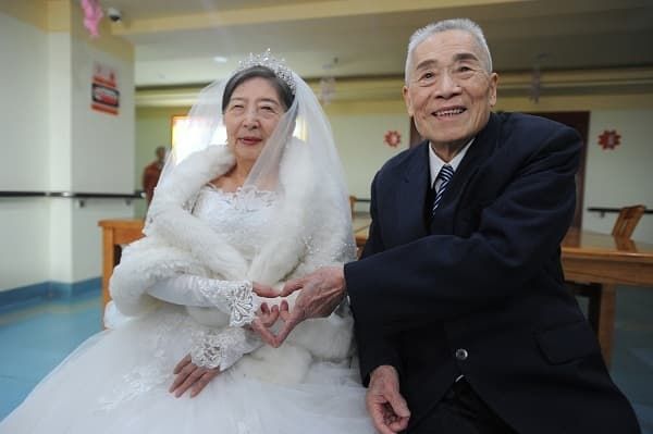 Tình yêu không tuổi của cụ ông 96 và cụ bà 85 khiến ai cũng ngưỡng mộ