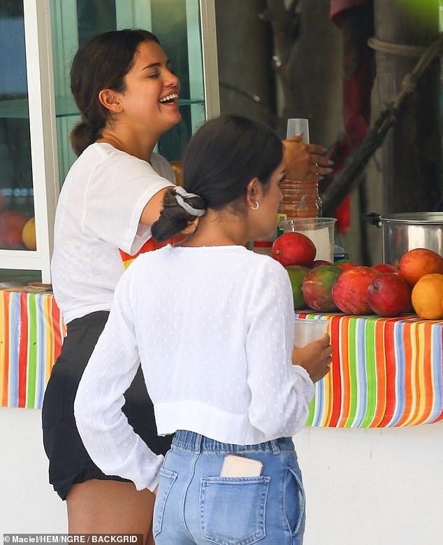 Trong khi tình cũ và bạn thân đại chiến, Selena Gomez vẫn “bung lụa”