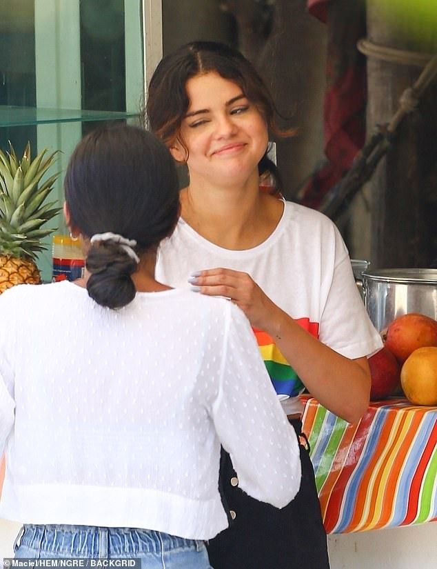 Trong khi tình cũ và bạn thân đại chiến, Selena Gomez vẫn “bung lụa”