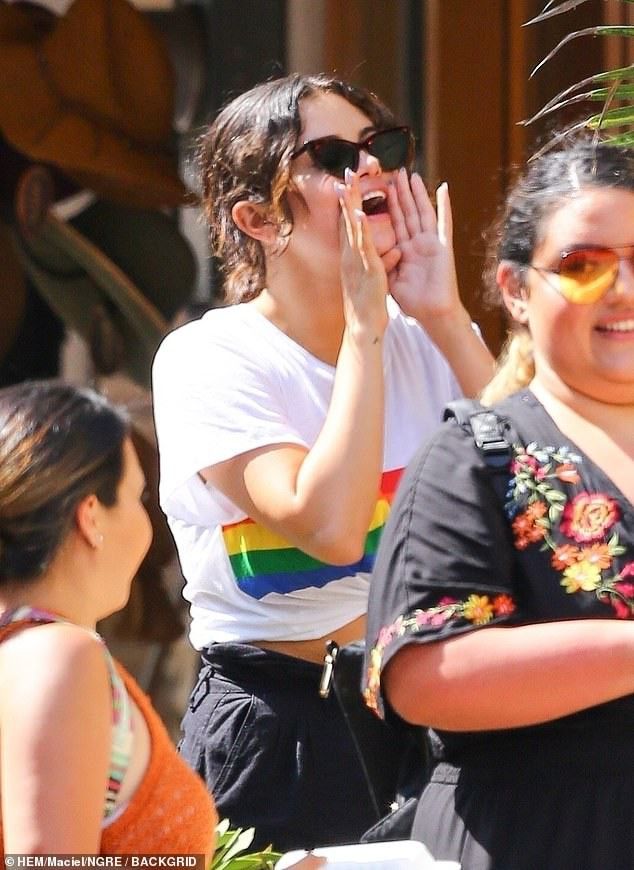 Trong khi tình cũ và bạn thân đại chiến, Selena Gomez vẫn “bung lụa”