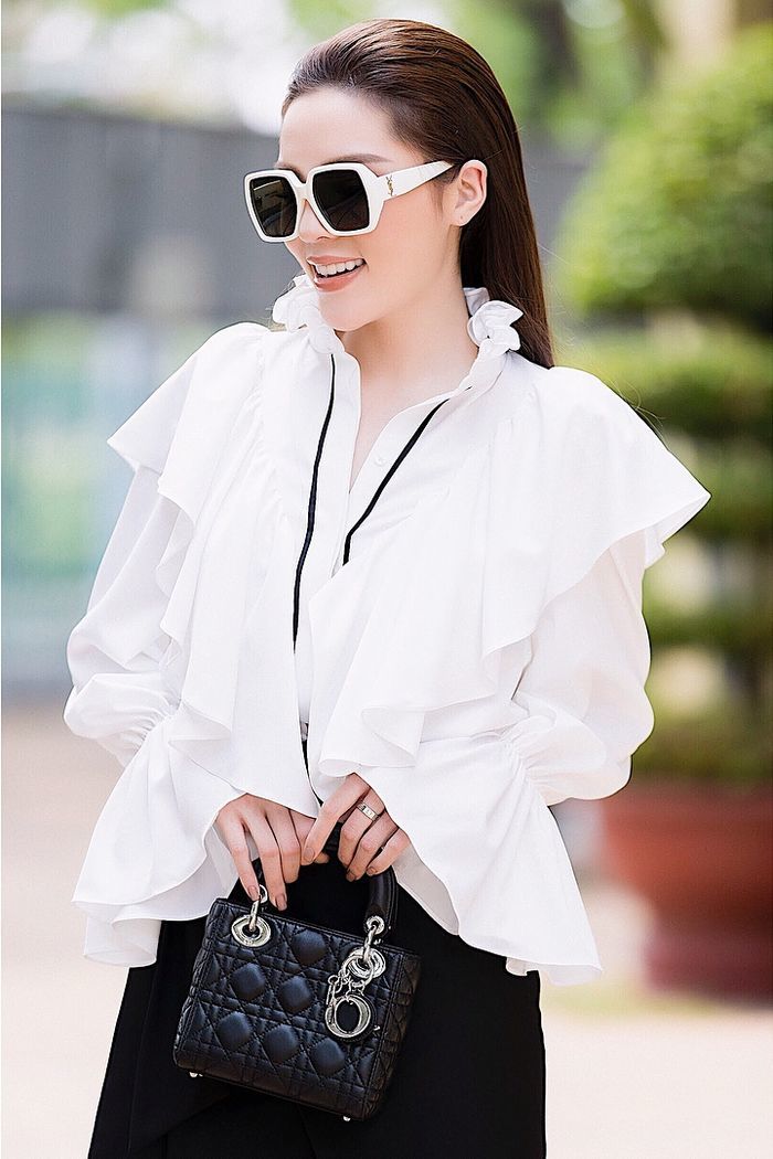 Vbiz mấy ai “chịu chơi” như Ngọc Trinh: BST túi chỉ đựng vừa thỏi son