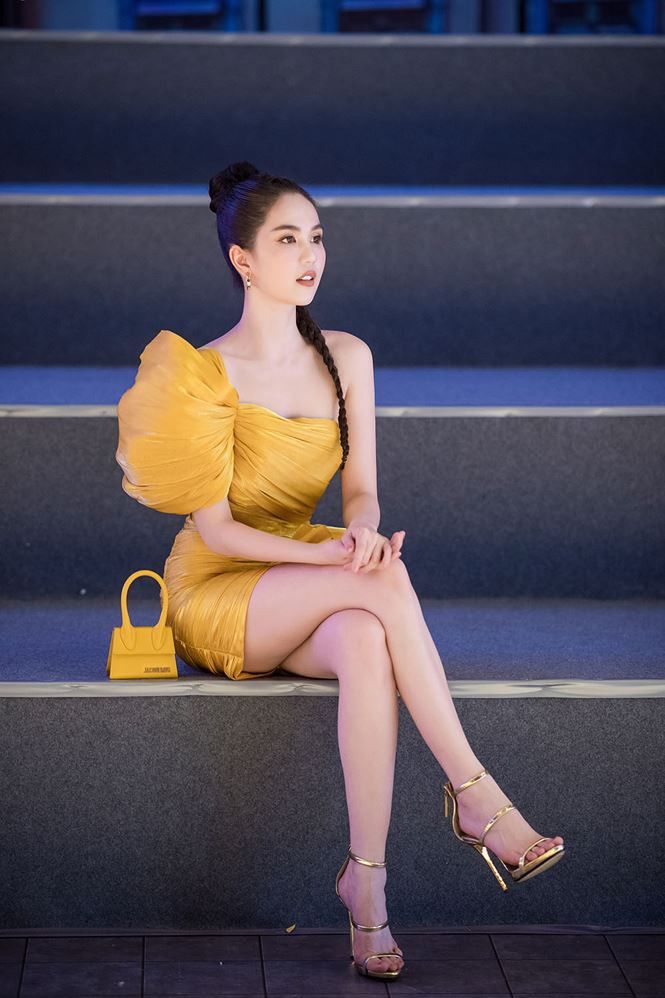 Vbiz mấy ai “chịu chơi” như Ngọc Trinh: BST túi chỉ đựng vừa thỏi son
