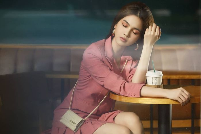 Vbiz mấy ai “chịu chơi” như Ngọc Trinh: BST túi chỉ đựng vừa thỏi son