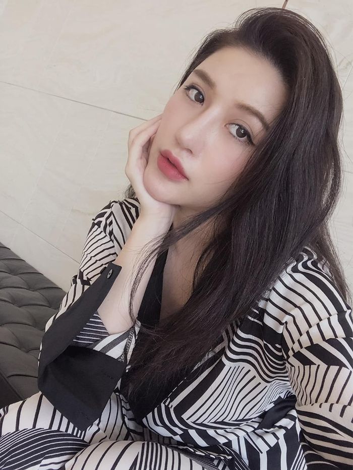 Đông Nhi lộ diện với nhẫn siêu to, Linh và Xinh hội ngộ đi xử tiểu tam