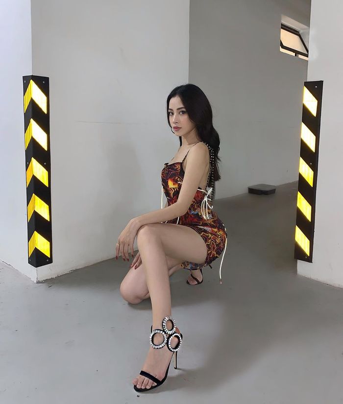 Đông Nhi lộ diện với nhẫn siêu to, Linh và Xinh hội ngộ đi xử tiểu tam