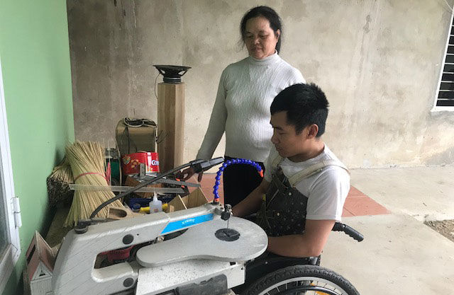 Vợ chồng người nông dân bỏ nửa tỷ đồng cứu chàng trai nhặt ở bìa rừng