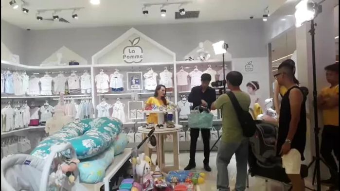 Vũ - Thư hạnh phúc bên nhau chờ đón con đầu lòng