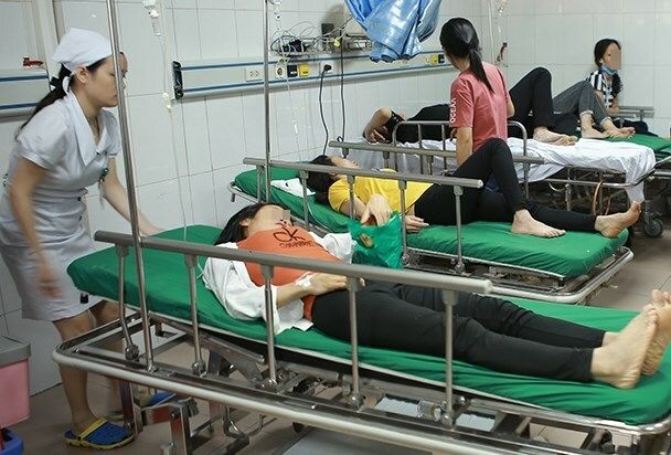 Xe khách bị tai nạn do nữ công nhân nắm lấy tay tài xế