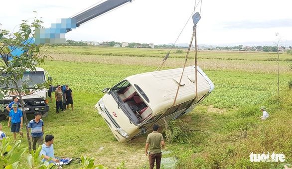 Xe khách bị tai nạn do nữ công nhân nắm lấy tay tài xế