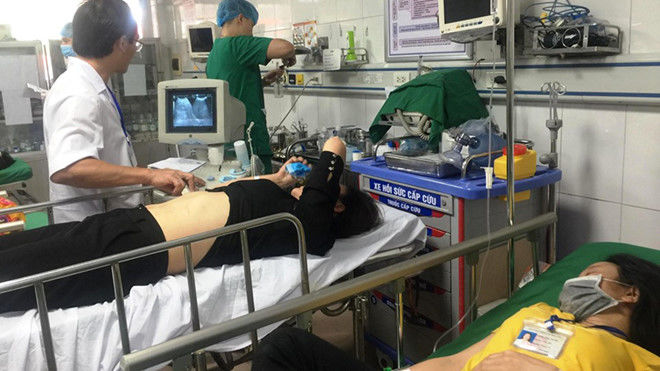 Xe khách bị tai nạn do nữ công nhân nắm lấy tay tài xế