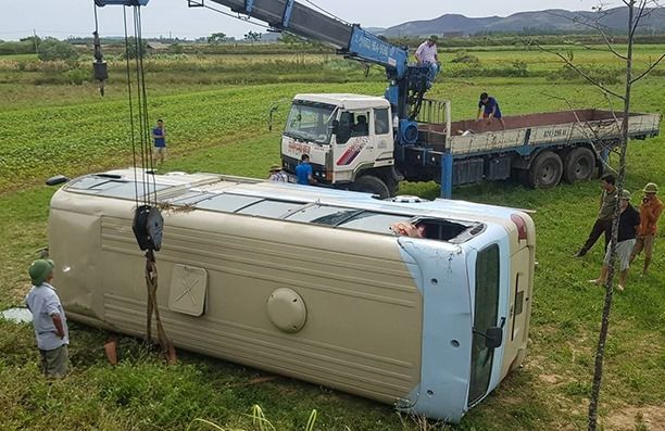 Xe khách bị tai nạn do nữ công nhân nắm lấy tay tài xế