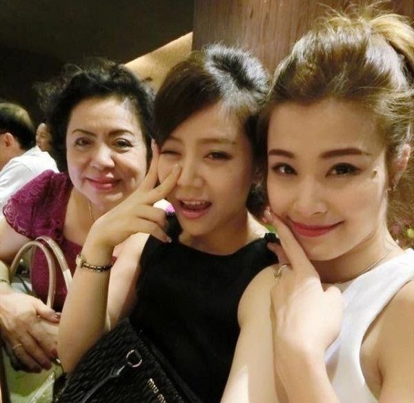 Xem ảnh du lịch của Đông Nhi - Ông Cao Thắng, fan ngộ ra dấu hiệu một