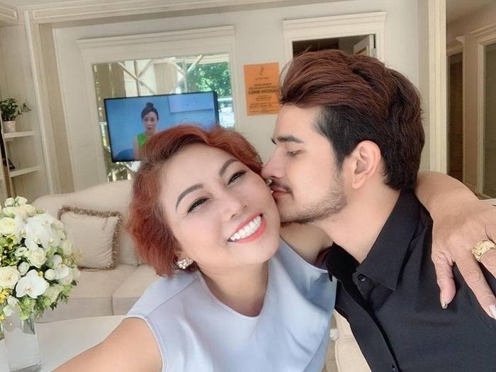 Siu Black chụp ảnh khá thân mật với một chàng trai trẻ