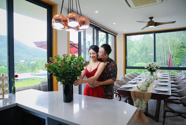 Ngô Kiến Huy vừa khoe body đã bị phũ, Hoàng Anh Vũ công khai bạn gái