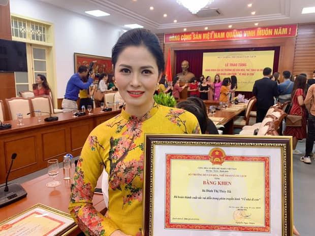 Ảnh hot sao Việt: Cô Hạnh Về Nhà Đi Con đẹp xuất sắc ở tuổi 41