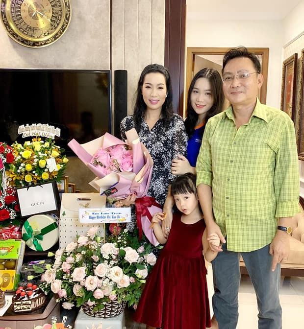 Ảnh hot sao Việt: Cô Hạnh Về Nhà Đi Con đẹp xuất sắc ở tuổi 41