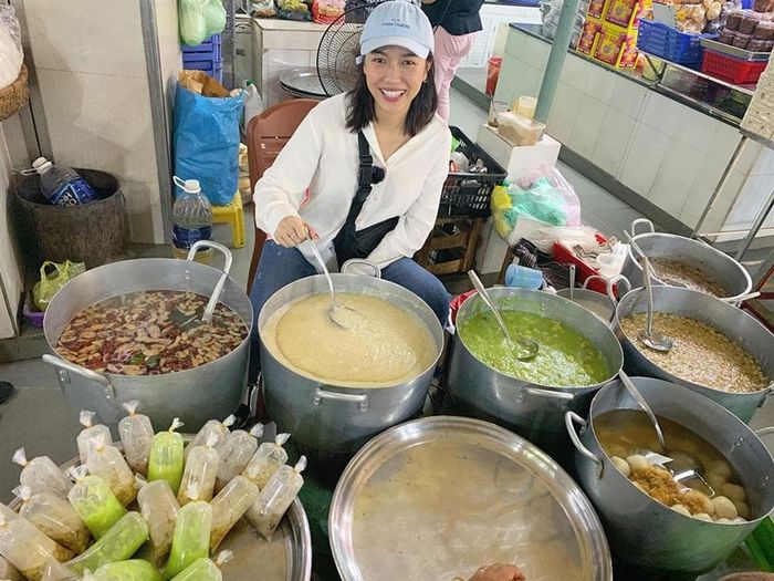 Ảnh hot sao Việt: Hiền Hồ ăn tối cùng tuyển Việt Nam