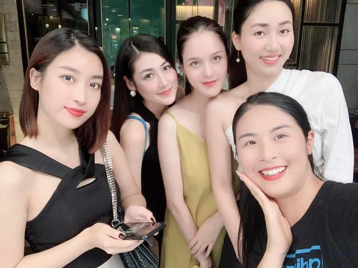 Ảnh hot sao Việt: Hiền Hồ ăn tối cùng tuyển Việt Nam