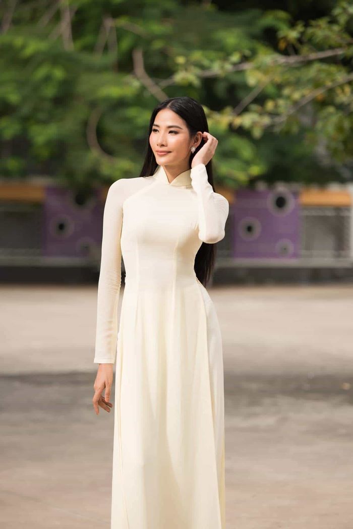 Ảnh hot sao Việt: Hiền Hồ ăn tối cùng tuyển Việt Nam