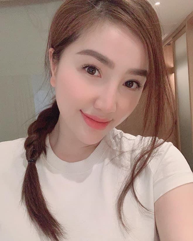 Ảnh hot sao Việt: Ngọc Trinh khoe mông theo style người rừng