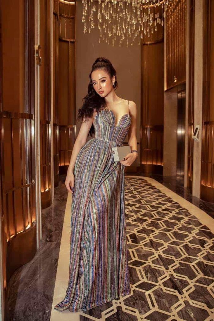 Ảnh hot sao Việt: Ngọc Trinh khoe mông theo style người rừng