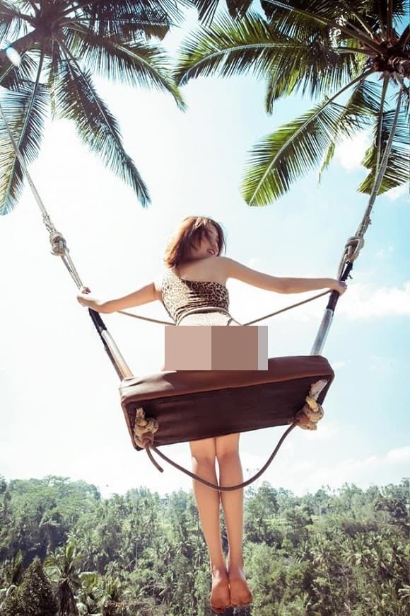 Ảnh hot sao Việt: Ngọc Trinh khoe mông theo style người rừng