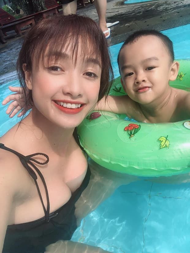 Ảnh hot sao Việt: Ngọc Trinh mặc bikini bé xíu sau màn khoe thân 100%