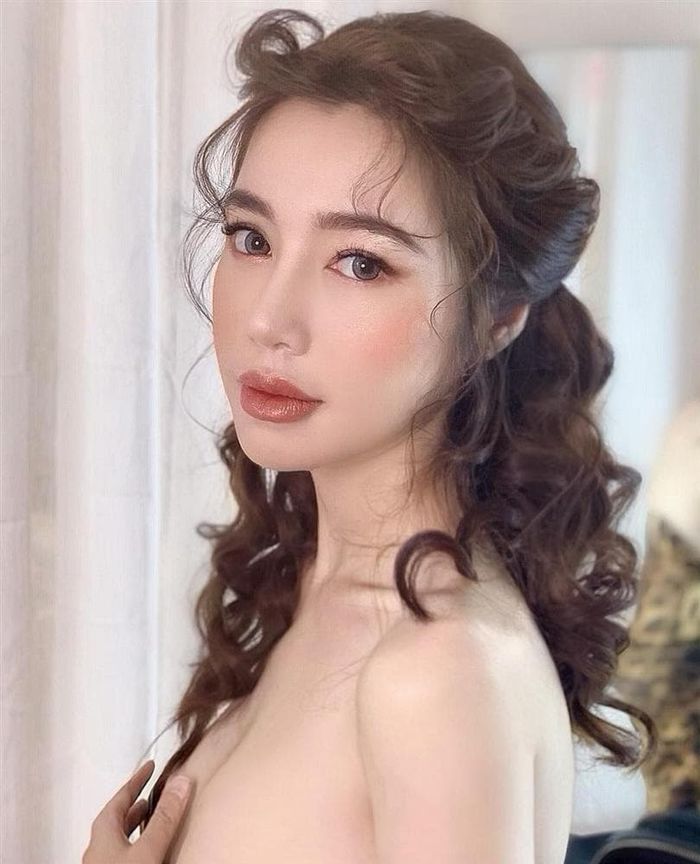 Ảnh hot sao Việt: Ngọc Trinh mặc bikini bé xíu sau màn khoe thân 100%