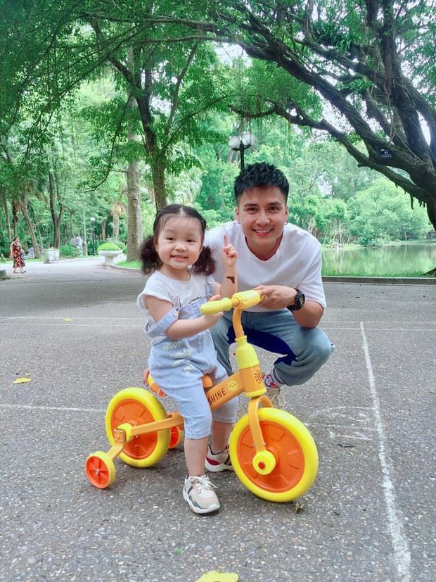 Ảnh hot sao Việt: Sơn Tùng - Bảo Trâm hâm nóng tình cảm ở Hàn